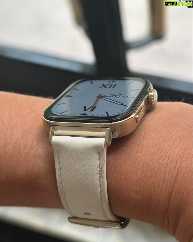 Diane Leyre Instagram - Connectée. Adaptable. Élégante. Sportive. Je vous présente ma nouvelle montre connectée en cuir HUAWEI WATCH FIT 3 @huaweimobilefr #HUAWEIWATCHFIT3 #FashionSquared *collaboration commerciale