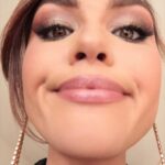 Diane Leyre Instagram - 1 mois à Cannes version vrai vie : 1. Prépa avec mon @arnaudsoldourdin 2. Moi qui check comment je rends en version sosie officielle de l’emoji 🌝 3. Perdre mon ongle 24h après avoir fait ma manucure 4. Faire des vlogs qui fonctionnent pas car la vie a décidé de toujours couper quand je parle 5. Avoir des moments de prépa où tu te demandes si c’est normal de ressembler à un champignon 6. Faire des micro siestes dès que possible car tu dors 2h par nuit 7. Avoir une confiance aveugle en ton coiffeur car à mi chemin ça semble compliqué 😂 8. Être fatiguée et avoir besoin de redevenir un bébé dans ce monde d’adultes 9. Ouvrir et fermer ta valise 10000 fois en te disant que y a 99% de chance que t’aies oublié un truc dans chaque hôtel 10. Retrouver ta maison et dormir enfin plus de 4h en te sentant hyper reconnaissante d’avoir pu vivre tout ça BREF, c’était fou, c’était intense, je suis fatiguée mais mon dieu que la vie est belle 🥹❤️