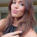 Diane Leyre Instagram - 1 mois à Cannes version vrai vie : 1. Prépa avec mon @arnaudsoldourdin 2. Moi qui check comment je rends en version sosie officielle de l’emoji 🌝 3. Perdre mon ongle 24h après avoir fait ma manucure 4. Faire des vlogs qui fonctionnent pas car la vie a décidé de toujours couper quand je parle 5. Avoir des moments de prépa où tu te demandes si c’est normal de ressembler à un champignon 6. Faire des micro siestes dès que possible car tu dors 2h par nuit 7. Avoir une confiance aveugle en ton coiffeur car à mi chemin ça semble compliqué 😂 8. Être fatiguée et avoir besoin de redevenir un bébé dans ce monde d’adultes 9. Ouvrir et fermer ta valise 10000 fois en te disant que y a 99% de chance que t’aies oublié un truc dans chaque hôtel 10. Retrouver ta maison et dormir enfin plus de 4h en te sentant hyper reconnaissante d’avoir pu vivre tout ça BREF, c’était fou, c’était intense, je suis fatiguée mais mon dieu que la vie est belle 🥹❤️