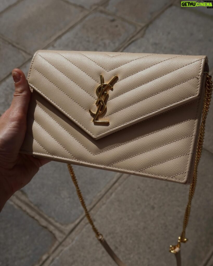 Diane Leyre Instagram - UN SAC YSL CASSANDRE BEIGE À GAGNER 🔥🔥🔥🔥 Je suis comme une dingue!!!! Le dépôt vente de luxe @fifthavenueluxe et moi-même vous permettent de gagner un sac @ysl 😍 Pour tenter de gagner : - suivre le compte @fifthavenueluxe et moi - taguer 2 ami(e)s 👜👜👜👜👜👜👜👜 *collaboration commerciale