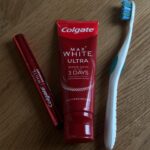 Diane Leyre Instagram - Votre copine a trouvé une solution pour votre email sensible et vous permet même de la GAGNER 🧚‍♀️ C’est le nouveau dentifrice de @colgate_france Max White Ultra MultiProtection ! Il contient du Nitrate de Potassium qui va venir protéger l’émail et les dents sensibles! Il allie sensibilité dentaire et besoin en blancheur. C’est fini les excuses, tes dents blanches seront ton alliée pour commencer la thérapie du sourire ! Pour tenter de gagner une année de ce nouveau dentifrice et toute la routine Max White Ultra, à savoir le sérum Max White Ultimate et la brosse à dents 360°, il suffit de commenter ici « je veux des dents blanches » et de suivre le compte @colgate_france !! 😬 #MaxWhiteUltra #sourirecolgate #AmbassadeurMaxWhite *collaboration commerciale