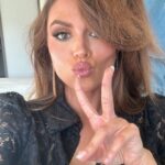 Diane Leyre Instagram - 1 mois à Cannes version vrai vie : 1. Prépa avec mon @arnaudsoldourdin 2. Moi qui check comment je rends en version sosie officielle de l’emoji 🌝 3. Perdre mon ongle 24h après avoir fait ma manucure 4. Faire des vlogs qui fonctionnent pas car la vie a décidé de toujours couper quand je parle 5. Avoir des moments de prépa où tu te demandes si c’est normal de ressembler à un champignon 6. Faire des micro siestes dès que possible car tu dors 2h par nuit 7. Avoir une confiance aveugle en ton coiffeur car à mi chemin ça semble compliqué 😂 8. Être fatiguée et avoir besoin de redevenir un bébé dans ce monde d’adultes 9. Ouvrir et fermer ta valise 10000 fois en te disant que y a 99% de chance que t’aies oublié un truc dans chaque hôtel 10. Retrouver ta maison et dormir enfin plus de 4h en te sentant hyper reconnaissante d’avoir pu vivre tout ça BREF, c’était fou, c’était intense, je suis fatiguée mais mon dieu que la vie est belle 🥹❤️