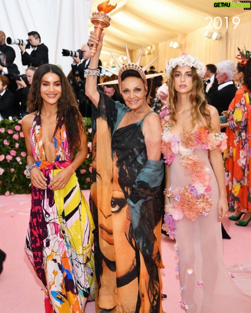 Diane van Fürstenberg Instagram - Twas the night before the Met Gala. Swipe for looks from the past as we get ready for the first Monday in May ✨ #DVF
