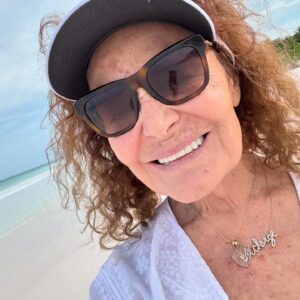Diane van Fürstenberg Instagram - Harbor Island’s pink sand beach.. where my mother spent the last 10 years of her life ❤️🙏❤️ missing her ❤️🙏❤️
