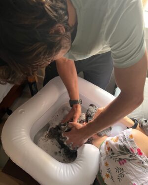 Dianna Cowern Instagram - Dianna's husband washing her hair. Kyle has to do it for her, as she is too weak to do it herself. Caring for Dianna is a 24/7 job and it's only possible through all the help and support she receives.

#longcovid #chronicfatigue #MECFS #notaflue