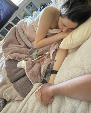 Dianna Cowern Instagram - (From Kyle) Dianna has been in a really tough crash the last couple months. She has very little energy so is staying off her phone as much as she can. I’m in there with her everyday just holding her hand. Some days she’s in pain, some days not as much, but always tired and on the verge of crashing harder so we are being very careful.
#mecfs #longcovid #mcas