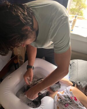 Dianna Cowern Instagram - Dianna's husband washing her hair. Kyle has to do it for her, as she is too weak to do it herself. Caring for Dianna is a 24/7 job and it's only possible through all the help and support she receives.

#longcovid #chronicfatigue #MECFS #notaflue