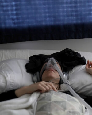 Dianna Cowern Instagram - Some images of Dianna. This week she is feeling very sick, but seemingly stable. And the amazing support from you guys online is going to help her get the help she needs.

These images are taken from the video Simone Giertz made on her channel this week. If you'd like to support Dianna during her recovery, you can do so at patreon.com/physicsgirl

#longcovid #MECFS #notaflu #PhysicsGirl