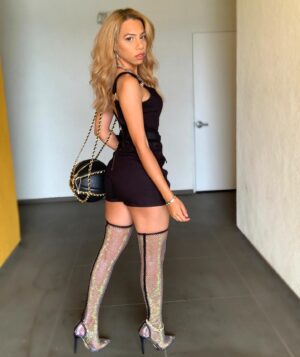 Diannisa Hernandez Instagram - 🖤 
Black suit/Basketball chain purse/ thigh high heels @shopakira  #shopakira