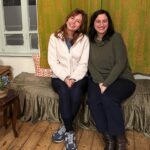 Didem İnselel Instagram - Pembe çıkmazında 150 yıllık bir apartman..Canım Maria yapmış yapıcağını 🥹 ”Mekâna özgü bu projede, Abdülaziz ve II. Abdülhamit dönemlerinde İstanbul’un en varlıklı ailelerinden biri olan Zarifilerin yaptırdığı Büyük Zarifi Apartmanı, tarihi gerçeklerle harmanlanan kurmaca hikâyelerin sahnesine dönüşüyor” diyor oyunun açıklamasında.Kurmaca olmayan hislerle çıktık apartmandan.Keşkeler,bir ümitler,belkiler,6,7 Eylül olaylarının utancı fonunda işledi kalbimize.Parkenin gıcırtısı şimdi mi duyuldu,çok eskiden mi geldi,herşey karıştı birbirine.Bu büyülü mekan tasarımındaki müthiş performanslar,,bildik melodiler,buruk hikayeler taa derinlere işliyor.Yer bulursanız gidin izleyin mutlaka.Biz Sulamu’dan torpilliydik.Gurur duyuyorum seninle Maria’cim,bi işimde gel arkada tepsi taşı de taşırım 🪴 @buyukzarifiapartmani @aslanoglusula @istossahne @annamariaaslanoglu