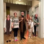 Didem İnselel Instagram - Pembe çıkmazında 150 yıllık bir apartman..Canım Maria yapmış yapıcağını 🥹 ”Mekâna özgü bu projede, Abdülaziz ve II. Abdülhamit dönemlerinde İstanbul’un en varlıklı ailelerinden biri olan Zarifilerin yaptırdığı Büyük Zarifi Apartmanı, tarihi gerçeklerle harmanlanan kurmaca hikâyelerin sahnesine dönüşüyor” diyor oyunun açıklamasında.Kurmaca olmayan hislerle çıktık apartmandan.Keşkeler,bir ümitler,belkiler,6,7 Eylül olaylarının utancı fonunda işledi kalbimize.Parkenin gıcırtısı şimdi mi duyuldu,çok eskiden mi geldi,herşey karıştı birbirine.Bu büyülü mekan tasarımındaki müthiş performanslar,,bildik melodiler,buruk hikayeler taa derinlere işliyor.Yer bulursanız gidin izleyin mutlaka.Biz Sulamu’dan torpilliydik.Gurur duyuyorum seninle Maria’cim,bi işimde gel arkada tepsi taşı de taşırım 🪴 @buyukzarifiapartmani @aslanoglusula @istossahne @annamariaaslanoglu