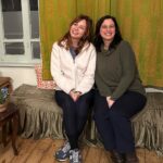 Didem İnselel Instagram - Pembe çıkmazında 150 yıllık bir apartman..Canım Maria yapmış yapıcağını 🥹 ”Mekâna özgü bu projede, Abdülaziz ve II. Abdülhamit dönemlerinde İstanbul’un en varlıklı ailelerinden biri olan Zarifilerin yaptırdığı Büyük Zarifi Apartmanı, tarihi gerçeklerle harmanlanan kurmaca hikâyelerin sahnesine dönüşüyor” diyor oyunun açıklamasında.Kurmaca olmayan hislerle çıktık apartmandan.Keşkeler,bir ümitler,belkiler,6,7 Eylül olaylarının utancı fonunda işledi kalbimize.Parkenin gıcırtısı şimdi mi duyuldu,çok eskiden mi geldi,herşey karıştı birbirine.Bu büyülü mekan tasarımındaki müthiş performanslar,,bildik melodiler,buruk hikayeler taa derinlere işliyor.Yer bulursanız gidin izleyin mutlaka.Biz Sulamu’dan torpilliydik.Gurur duyuyorum seninle Maria’cim,bi işimde gel arkada tepsi taşı de taşırım 🪴 @buyukzarifiapartmani @aslanoglusula @istossahne @annamariaaslanoglu