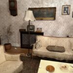 Didem İnselel Instagram - Pembe çıkmazında 150 yıllık bir apartman..Canım Maria yapmış yapıcağını 🥹 ”Mekâna özgü bu projede, Abdülaziz ve II. Abdülhamit dönemlerinde İstanbul’un en varlıklı ailelerinden biri olan Zarifilerin yaptırdığı Büyük Zarifi Apartmanı, tarihi gerçeklerle harmanlanan kurmaca hikâyelerin sahnesine dönüşüyor” diyor oyunun açıklamasında.Kurmaca olmayan hislerle çıktık apartmandan.Keşkeler,bir ümitler,belkiler,6,7 Eylül olaylarının utancı fonunda işledi kalbimize.Parkenin gıcırtısı şimdi mi duyuldu,çok eskiden mi geldi,herşey karıştı birbirine.Bu büyülü mekan tasarımındaki müthiş performanslar,,bildik melodiler,buruk hikayeler taa derinlere işliyor.Yer bulursanız gidin izleyin mutlaka.Biz Sulamu’dan torpilliydik.Gurur duyuyorum seninle Maria’cim,bi işimde gel arkada tepsi taşı de taşırım 🪴 @buyukzarifiapartmani @aslanoglusula @istossahne @annamariaaslanoglu
