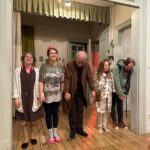 Didem İnselel Instagram - Pembe çıkmazında 150 yıllık bir apartman..Canım Maria yapmış yapıcağını 🥹 ”Mekâna özgü bu projede, Abdülaziz ve II. Abdülhamit dönemlerinde İstanbul’un en varlıklı ailelerinden biri olan Zarifilerin yaptırdığı Büyük Zarifi Apartmanı, tarihi gerçeklerle harmanlanan kurmaca hikâyelerin sahnesine dönüşüyor” diyor oyunun açıklamasında.Kurmaca olmayan hislerle çıktık apartmandan.Keşkeler,bir ümitler,belkiler,6,7 Eylül olaylarının utancı fonunda işledi kalbimize.Parkenin gıcırtısı şimdi mi duyuldu,çok eskiden mi geldi,herşey karıştı birbirine.Bu büyülü mekan tasarımındaki müthiş performanslar,,bildik melodiler,buruk hikayeler taa derinlere işliyor.Yer bulursanız gidin izleyin mutlaka.Biz Sulamu’dan torpilliydik.Gurur duyuyorum seninle Maria’cim,bi işimde gel arkada tepsi taşı de taşırım 🪴 @buyukzarifiapartmani @aslanoglusula @istossahne @annamariaaslanoglu