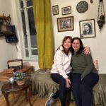 Didem İnselel Instagram - Pembe çıkmazında 150 yıllık bir apartman..Canım Maria yapmış yapıcağını 🥹 ”Mekâna özgü bu projede, Abdülaziz ve II. Abdülhamit dönemlerinde İstanbul’un en varlıklı ailelerinden biri olan Zarifilerin yaptırdığı Büyük Zarifi Apartmanı, tarihi gerçeklerle harmanlanan kurmaca hikâyelerin sahnesine dönüşüyor” diyor oyunun açıklamasında.Kurmaca olmayan hislerle çıktık apartmandan.Keşkeler,bir ümitler,belkiler,6,7 Eylül olaylarının utancı fonunda işledi kalbimize.Parkenin gıcırtısı şimdi mi duyuldu,çok eskiden mi geldi,herşey karıştı birbirine.Bu büyülü mekan tasarımındaki müthiş performanslar,,bildik melodiler,buruk hikayeler taa derinlere işliyor.Yer bulursanız gidin izleyin mutlaka.Biz Sulamu’dan torpilliydik.Gurur duyuyorum seninle Maria’cim,bi işimde gel arkada tepsi taşı de taşırım 🪴 @buyukzarifiapartmani @aslanoglusula @istossahne @annamariaaslanoglu