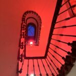 Didem İnselel Instagram - Pembe çıkmazında 150 yıllık bir apartman..Canım Maria yapmış yapıcağını 🥹 ”Mekâna özgü bu projede, Abdülaziz ve II. Abdülhamit dönemlerinde İstanbul’un en varlıklı ailelerinden biri olan Zarifilerin yaptırdığı Büyük Zarifi Apartmanı, tarihi gerçeklerle harmanlanan kurmaca hikâyelerin sahnesine dönüşüyor” diyor oyunun açıklamasında.Kurmaca olmayan hislerle çıktık apartmandan.Keşkeler,bir ümitler,belkiler,6,7 Eylül olaylarının utancı fonunda işledi kalbimize.Parkenin gıcırtısı şimdi mi duyuldu,çok eskiden mi geldi,herşey karıştı birbirine.Bu büyülü mekan tasarımındaki müthiş performanslar,,bildik melodiler,buruk hikayeler taa derinlere işliyor.Yer bulursanız gidin izleyin mutlaka.Biz Sulamu’dan torpilliydik.Gurur duyuyorum seninle Maria’cim,bi işimde gel arkada tepsi taşı de taşırım 🪴 @buyukzarifiapartmani @aslanoglusula @istossahne @annamariaaslanoglu