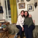 Didem İnselel Instagram - Pembe çıkmazında 150 yıllık bir apartman..Canım Maria yapmış yapıcağını 🥹 ”Mekâna özgü bu projede, Abdülaziz ve II. Abdülhamit dönemlerinde İstanbul’un en varlıklı ailelerinden biri olan Zarifilerin yaptırdığı Büyük Zarifi Apartmanı, tarihi gerçeklerle harmanlanan kurmaca hikâyelerin sahnesine dönüşüyor” diyor oyunun açıklamasında.Kurmaca olmayan hislerle çıktık apartmandan.Keşkeler,bir ümitler,belkiler,6,7 Eylül olaylarının utancı fonunda işledi kalbimize.Parkenin gıcırtısı şimdi mi duyuldu,çok eskiden mi geldi,herşey karıştı birbirine.Bu büyülü mekan tasarımındaki müthiş performanslar,,bildik melodiler,buruk hikayeler taa derinlere işliyor.Yer bulursanız gidin izleyin mutlaka.Biz Sulamu’dan torpilliydik.Gurur duyuyorum seninle Maria’cim,bi işimde gel arkada tepsi taşı de taşırım 🪴 @buyukzarifiapartmani @aslanoglusula @istossahne @annamariaaslanoglu