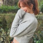 Didem İnselel Instagram - Kendimi bildim bileli “umut” en çok tutunduğum duygu oldu benim.Okul yılları bittiğinden beri Pazartesi’leri hep çok sevdim bu yüzden.Bunda her sabah kalkıp sevmediğim bir işe gitmememin payı büyük elbette.Geçmişi sevmek,zaman zaman oralarda dolanmak huyum evet 🦀 ama yarından umudumu kesmedim hiçbir zaman.Tam tersi,neyi,neden,nasıl yaptım da,şimdi nasıl yapmalıyım mukayesesi bi nevi 🤔 Doğumgünleri de öyle.Yılbaşı da.Ah vah la haşır neşir olmadım yani.Ne yaptıysam,ne yaşadıysam iyi ki de yaşadım👌🏼 Yaşadım ve aynaya baktığımda gördüğümün sırtını sıvazladım.Güzel yaş aldım çünkü.Fiziken değil dediğim,ruhen.Bugünün notunu başkalarının hayatına değil de kendi tecrübelerine bakıp vermek doğru olan.Ben hep öyle yaptım.💯 Biten yıl genel olarak çok tatsızdı.Deprem felaketi,yerinden yurdundan olanlar,dünya da savaşlar,ölen ve ölmeye devam eden çocuklar kursağımızda kaldı,yutamıyoruz.Yutulacak gibi değil çünkü.Tekrarı olmasın noolur,savaşlar bitsin,insan vicdanı harekete geçsin.Güçlünün değil haklının yanında durulsun artık ve lütfen herkes hakettiğini bulsun.Bulsun da görelim.. Kişisel tarihime gelince,yılın tam yarısını evimden ayrı geçirdim.🧳Çok çalıştım,yoruldum ama mutlu uyudum geceleri.Sabahları erken kalkmayı öğrendim nihayet 🥳Şahane günlerim de oldu koca yılda,yanılıp,alındığım,bocaladığım da.Yapmam dediklerimi yaptım,illa yapıcam dediklerimi unuttum gitti,yetiştiremicem dediklerimi bal gibi yetiştirdim de kendime mola bıraktım,küstüklerimle barıştım,iyi ki de barıştım,yenileriyle küstüm🤣Hedeflediklerimi ıskaladım.Ama hepsi bitti.Bırakılması gerekenleri yerinde bıraktım,kâr gördüklerimi önüme kattım yürüyorum ileri:) Önüm kalabalık,sırtım sağlam,sağlığım yerinde,bi dolu sevdiğim,sevgisinden emin olduğum kalabalıklarım var.Çok şükür 🧿 Küçükken defterlerimiz düzenli olsun isterdik hani,yamuk yumuk başladığımız paragrafları siler,sayfa buruştu diye yırtıp atardık sonra ya,aynen öyle.Kimseye laf sokmak falan diil bu aman,yazı benim.Defter benim.Konu benim☝🏼 Şimdi önce seçtiğim güzel anları geçiriyorum,devamını da gıcır gıcır bırakıyorum.Yaz bakalım Dido,neler yazacaksın.Belki bu sene kırmızı kalemle kenar süsü de yaparsın ♥️ Belli mi olur 😉