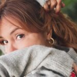 Didem İnselel Instagram - Kendimi bildim bileli “umut” en çok tutunduğum duygu oldu benim.Okul yılları bittiğinden beri Pazartesi’leri hep çok sevdim bu yüzden.Bunda her sabah kalkıp sevmediğim bir işe gitmememin payı büyük elbette.Geçmişi sevmek,zaman zaman oralarda dolanmak huyum evet 🦀 ama yarından umudumu kesmedim hiçbir zaman.Tam tersi,neyi,neden,nasıl yaptım da,şimdi nasıl yapmalıyım mukayesesi bi nevi 🤔 Doğumgünleri de öyle.Yılbaşı da.Ah vah la haşır neşir olmadım yani.Ne yaptıysam,ne yaşadıysam iyi ki de yaşadım👌🏼 Yaşadım ve aynaya baktığımda gördüğümün sırtını sıvazladım.Güzel yaş aldım çünkü.Fiziken değil dediğim,ruhen.Bugünün notunu başkalarının hayatına değil de kendi tecrübelerine bakıp vermek doğru olan.Ben hep öyle yaptım.💯 Biten yıl genel olarak çok tatsızdı.Deprem felaketi,yerinden yurdundan olanlar,dünya da savaşlar,ölen ve ölmeye devam eden çocuklar kursağımızda kaldı,yutamıyoruz.Yutulacak gibi değil çünkü.Tekrarı olmasın noolur,savaşlar bitsin,insan vicdanı harekete geçsin.Güçlünün değil haklının yanında durulsun artık ve lütfen herkes hakettiğini bulsun.Bulsun da görelim.. Kişisel tarihime gelince,yılın tam yarısını evimden ayrı geçirdim.🧳Çok çalıştım,yoruldum ama mutlu uyudum geceleri.Sabahları erken kalkmayı öğrendim nihayet 🥳Şahane günlerim de oldu koca yılda,yanılıp,alındığım,bocaladığım da.Yapmam dediklerimi yaptım,illa yapıcam dediklerimi unuttum gitti,yetiştiremicem dediklerimi bal gibi yetiştirdim de kendime mola bıraktım,küstüklerimle barıştım,iyi ki de barıştım,yenileriyle küstüm🤣Hedeflediklerimi ıskaladım.Ama hepsi bitti.Bırakılması gerekenleri yerinde bıraktım,kâr gördüklerimi önüme kattım yürüyorum ileri:) Önüm kalabalık,sırtım sağlam,sağlığım yerinde,bi dolu sevdiğim,sevgisinden emin olduğum kalabalıklarım var.Çok şükür 🧿 Küçükken defterlerimiz düzenli olsun isterdik hani,yamuk yumuk başladığımız paragrafları siler,sayfa buruştu diye yırtıp atardık sonra ya,aynen öyle.Kimseye laf sokmak falan diil bu aman,yazı benim.Defter benim.Konu benim☝🏼 Şimdi önce seçtiğim güzel anları geçiriyorum,devamını da gıcır gıcır bırakıyorum.Yaz bakalım Dido,neler yazacaksın.Belki bu sene kırmızı kalemle kenar süsü de yaparsın ♥️ Belli mi olur 😉