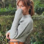 Didem İnselel Instagram - Kendimi bildim bileli “umut” en çok tutunduğum duygu oldu benim.Okul yılları bittiğinden beri Pazartesi’leri hep çok sevdim bu yüzden.Bunda her sabah kalkıp sevmediğim bir işe gitmememin payı büyük elbette.Geçmişi sevmek,zaman zaman oralarda dolanmak huyum evet 🦀 ama yarından umudumu kesmedim hiçbir zaman.Tam tersi,neyi,neden,nasıl yaptım da,şimdi nasıl yapmalıyım mukayesesi bi nevi 🤔 Doğumgünleri de öyle.Yılbaşı da.Ah vah la haşır neşir olmadım yani.Ne yaptıysam,ne yaşadıysam iyi ki de yaşadım👌🏼 Yaşadım ve aynaya baktığımda gördüğümün sırtını sıvazladım.Güzel yaş aldım çünkü.Fiziken değil dediğim,ruhen.Bugünün notunu başkalarının hayatına değil de kendi tecrübelerine bakıp vermek doğru olan.Ben hep öyle yaptım.💯 Biten yıl genel olarak çok tatsızdı.Deprem felaketi,yerinden yurdundan olanlar,dünya da savaşlar,ölen ve ölmeye devam eden çocuklar kursağımızda kaldı,yutamıyoruz.Yutulacak gibi değil çünkü.Tekrarı olmasın noolur,savaşlar bitsin,insan vicdanı harekete geçsin.Güçlünün değil haklının yanında durulsun artık ve lütfen herkes hakettiğini bulsun.Bulsun da görelim.. Kişisel tarihime gelince,yılın tam yarısını evimden ayrı geçirdim.🧳Çok çalıştım,yoruldum ama mutlu uyudum geceleri.Sabahları erken kalkmayı öğrendim nihayet 🥳Şahane günlerim de oldu koca yılda,yanılıp,alındığım,bocaladığım da.Yapmam dediklerimi yaptım,illa yapıcam dediklerimi unuttum gitti,yetiştiremicem dediklerimi bal gibi yetiştirdim de kendime mola bıraktım,küstüklerimle barıştım,iyi ki de barıştım,yenileriyle küstüm🤣Hedeflediklerimi ıskaladım.Ama hepsi bitti.Bırakılması gerekenleri yerinde bıraktım,kâr gördüklerimi önüme kattım yürüyorum ileri:) Önüm kalabalık,sırtım sağlam,sağlığım yerinde,bi dolu sevdiğim,sevgisinden emin olduğum kalabalıklarım var.Çok şükür 🧿 Küçükken defterlerimiz düzenli olsun isterdik hani,yamuk yumuk başladığımız paragrafları siler,sayfa buruştu diye yırtıp atardık sonra ya,aynen öyle.Kimseye laf sokmak falan diil bu aman,yazı benim.Defter benim.Konu benim☝🏼 Şimdi önce seçtiğim güzel anları geçiriyorum,devamını da gıcır gıcır bırakıyorum.Yaz bakalım Dido,neler yazacaksın.Belki bu sene kırmızı kalemle kenar süsü de yaparsın ♥️ Belli mi olur 😉