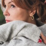 Didem İnselel Instagram - Kendimi bildim bileli “umut” en çok tutunduğum duygu oldu benim.Okul yılları bittiğinden beri Pazartesi’leri hep çok sevdim bu yüzden.Bunda her sabah kalkıp sevmediğim bir işe gitmememin payı büyük elbette.Geçmişi sevmek,zaman zaman oralarda dolanmak huyum evet 🦀 ama yarından umudumu kesmedim hiçbir zaman.Tam tersi,neyi,neden,nasıl yaptım da,şimdi nasıl yapmalıyım mukayesesi bi nevi 🤔 Doğumgünleri de öyle.Yılbaşı da.Ah vah la haşır neşir olmadım yani.Ne yaptıysam,ne yaşadıysam iyi ki de yaşadım👌🏼 Yaşadım ve aynaya baktığımda gördüğümün sırtını sıvazladım.Güzel yaş aldım çünkü.Fiziken değil dediğim,ruhen.Bugünün notunu başkalarının hayatına değil de kendi tecrübelerine bakıp vermek doğru olan.Ben hep öyle yaptım.💯 Biten yıl genel olarak çok tatsızdı.Deprem felaketi,yerinden yurdundan olanlar,dünya da savaşlar,ölen ve ölmeye devam eden çocuklar kursağımızda kaldı,yutamıyoruz.Yutulacak gibi değil çünkü.Tekrarı olmasın noolur,savaşlar bitsin,insan vicdanı harekete geçsin.Güçlünün değil haklının yanında durulsun artık ve lütfen herkes hakettiğini bulsun.Bulsun da görelim.. Kişisel tarihime gelince,yılın tam yarısını evimden ayrı geçirdim.🧳Çok çalıştım,yoruldum ama mutlu uyudum geceleri.Sabahları erken kalkmayı öğrendim nihayet 🥳Şahane günlerim de oldu koca yılda,yanılıp,alındığım,bocaladığım da.Yapmam dediklerimi yaptım,illa yapıcam dediklerimi unuttum gitti,yetiştiremicem dediklerimi bal gibi yetiştirdim de kendime mola bıraktım,küstüklerimle barıştım,iyi ki de barıştım,yenileriyle küstüm🤣Hedeflediklerimi ıskaladım.Ama hepsi bitti.Bırakılması gerekenleri yerinde bıraktım,kâr gördüklerimi önüme kattım yürüyorum ileri:) Önüm kalabalık,sırtım sağlam,sağlığım yerinde,bi dolu sevdiğim,sevgisinden emin olduğum kalabalıklarım var.Çok şükür 🧿 Küçükken defterlerimiz düzenli olsun isterdik hani,yamuk yumuk başladığımız paragrafları siler,sayfa buruştu diye yırtıp atardık sonra ya,aynen öyle.Kimseye laf sokmak falan diil bu aman,yazı benim.Defter benim.Konu benim☝🏼 Şimdi önce seçtiğim güzel anları geçiriyorum,devamını da gıcır gıcır bırakıyorum.Yaz bakalım Dido,neler yazacaksın.Belki bu sene kırmızı kalemle kenar süsü de yaparsın ♥️ Belli mi olur 😉