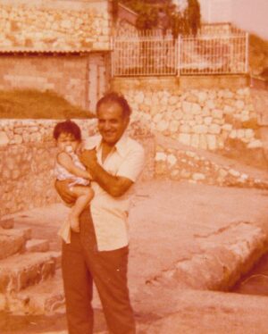 Didem İnselel Instagram - Kendimi bildim bileli “umut” en çok tutunduğum duygu oldu benim.Okul yılları bittiğinden beri Pazartesi’leri hep çok sevdim bu yüzden.Bunda  her sabah kalkıp sevmediğim bir işe gitmememin payı büyük elbette.Geçmişi sevmek,zaman zaman oralarda dolanmak huyum evet 🦀 ama yarından umudumu kesmedim hiçbir zaman.Tam tersi,neyi,neden,nasıl yaptım da,şimdi nasıl yapmalıyım mukayesesi bi nevi 🤔 
Doğumgünleri de öyle.Yılbaşı da.Ah vah la haşır neşir olmadım yani.Ne yaptıysam,ne yaşadıysam iyi ki de yaşadım👌🏼 Yaşadım ve aynaya baktığımda gördüğümün sırtını sıvazladım.Güzel yaş aldım çünkü.Fiziken değil dediğim,ruhen.Bugünün notunu başkalarının hayatına değil de kendi tecrübelerine bakıp vermek doğru olan.Ben hep öyle yaptım.💯
Biten yıl genel olarak çok tatsızdı.Deprem felaketi,yerinden yurdundan olanlar,dünya da savaşlar,ölen ve ölmeye devam eden çocuklar kursağımızda kaldı,yutamıyoruz.Yutulacak gibi değil çünkü.Tekrarı olmasın noolur,savaşlar bitsin,insan vicdanı harekete geçsin.Güçlünün değil haklının yanında durulsun artık ve lütfen herkes hakettiğini bulsun.Bulsun da görelim..
Kişisel tarihime gelince,yılın tam yarısını evimden ayrı geçirdim.🧳Çok çalıştım,yoruldum ama mutlu uyudum geceleri.Sabahları erken kalkmayı öğrendim nihayet 🥳Şahane günlerim de oldu koca yılda,yanılıp,alındığım,bocaladığım da.Yapmam dediklerimi yaptım,illa yapıcam dediklerimi unuttum gitti,yetiştiremicem dediklerimi bal gibi yetiştirdim de kendime mola bıraktım,küstüklerimle barıştım,iyi ki de barıştım,yenileriyle küstüm🤣Hedeflediklerimi ıskaladım.Ama hepsi bitti.Bırakılması gerekenleri yerinde bıraktım,kâr gördüklerimi önüme kattım yürüyorum ileri:) Önüm kalabalık,sırtım sağlam,sağlığım yerinde,bi dolu sevdiğim,sevgisinden emin olduğum kalabalıklarım var.Çok şükür 🧿
Küçükken defterlerimiz düzenli olsun isterdik hani,yamuk yumuk başladığımız paragrafları siler,sayfa buruştu diye yırtıp atardık sonra ya,aynen öyle.Kimseye laf sokmak falan diil bu aman,yazı benim.Defter benim.Konu benim☝🏼
Şimdi önce seçtiğim güzel anları geçiriyorum,devamını da gıcır gıcır bırakıyorum.Yaz bakalım Dido,neler yazacaksın.Belki bu sene kırmızı kalemle kenar süsü de yaparsın ♥️ 
Belli mi olur 😉
