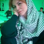 Didem İnselel Instagram - Duyarlı,zeki,müthiş entellektüel ve derin arkadaşım,kıymetli yönetmenim @ensar__altay ın yeni belgeseli “Witness” ı seyrettim bugün.Yumruk gibi yerleşti tam göğsümün üstüne.Ağırlığını yüreğim taşıyamıyor diye mümkün olduğunca Filistin haberlerini seyretmiyordum bir süredir üstelik..Korkunç bir felaket yaşanırken sadece seyretmek ,ve koskoca dünyanın da sadece seyrettiğini bilmek müthiş acı veriyor çünkü.Din,etnik köken,ırk gözetmeksizin sadece bu sivil insan kıyımına,bu vahşi soykırıma üzülemeyenler,görmezden gelenler kalbinin ekmeğini yesin ömrü boyunca.Ensar gibi görüp,görmeyenlere anlatanlar da 🙏🏼 #Hepimizşahidiz 🇵🇸 #PalestineGenocide