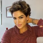 Didem Taslan Instagram - Hepimiz için güzel bir gün olsun🙏🏻🥰🌺🧿🎉💙 #didemtaslan #goodmorning #actress #model #happylife #photooftheday #gülümse #günaydın #keşfet #hello #everybody #mood #smile #explore #instadaily #goodvibe #lifestyle #lucky #colorful #istanbul #turkey