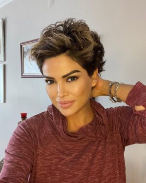 Didem Taslan Instagram - Hepimiz için güzel bir gün olsun🙏🏻🥰🌺🧿🎉💙 #didemtaslan #goodmorning #actress #model #happylife #photooftheday #gülümse #günaydın #keşfet #hello #everybody #mood #smile #explore #instadaily #goodvibe #lifestyle  #lucky #colorful #istanbul #turkey