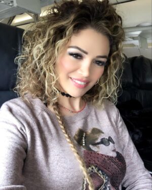 Didem Taslan Instagram - Günaydın☀️🥰🌺🎉 #goodmorning #hello #world #didemtaslan #actress #smile #happyweekend #justme #lifestyle #explore #photooftheday #liketime #istanbul #turkey #mood #amazing #style #colorful