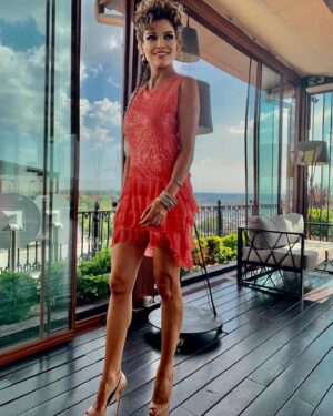 Didem Taslan Instagram - Günaydın yeni bir güne umutlarla🙏🏻🌺🥰☀️🎉 #didemtaslan #actress #model #happyday #smile #hello #thursday #instadaily #explore #amazing #colorful #photooftheday #sun #daybyday #photoshoot #nice #amazing #justme #istanbul #turkey