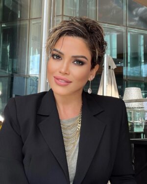 Didem Taslan Instagram - Enerjimizin yüksek olduğu güzel bir haftasonu sonu diliyorum🎉💙🌺🧿 #günaydın #goodmorning #didemtaslan #model #actress #hello #world #smile #goodvibes #photooftheday #keşfet #sometimes #lifestyle #colorful #timeless #explore #instagood #daybyday #istanbul #turkey