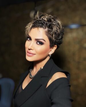 Didem Taslan Instagram - Güzel bir haftasonu diliyorum 👏🏻🎉🌺🥰💙🧿❤️ #didemtaslan #actress #model #happyweekend #hellosaturday #photooftheday #smile #everybody #sometimes #explore #amazing #march #lifestyle #colorful #instamood #fashionstyle #istanbul #turkey