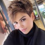 Didem Taslan Instagram - Yıllardır yarattığın, birbirinden farklı, modern ve hangisini daha çok sevdiğime hala karar veremedigim saç konusunda vazgeçilmezim Sevgili kuaförüm @siyamiaydogdu iyi ki varsın👏🏻👏🏻👏🏻❤️🧿 Sonsuz teşekkürlerimle🎊🎊🎊 #didemtaslan #modellife #actress #hairdresser #shorthair #professionalhairstylist #lifestyle #luckyday #hairstyles #ombre #cuthair✂️ #siyamiaydogdu #perfecthairstyle #colorfull #etiler #i̇stanbul #turkey