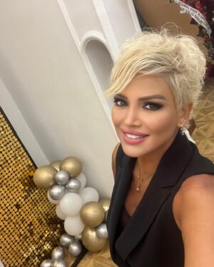 Didem Taslan Instagram - Güzelliklerle dolu bir gün diliyorum🌺🧿🥰 #didemtaslan #model #actress #günaydın #hello #world #goodmorning #photooftheday #explore #smile #amazing #lifestyle #colorfull #lucky #sometimes #instadaily #instamood #goodtimes  #justintime #istanbul #turkey