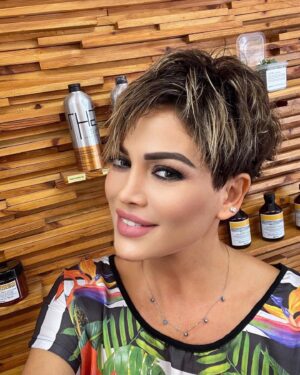 Didem Taslan Instagram - Güzel bir gün olması dileğiyle🙏🏻🧿❤️🌺 #happyday #didemtaslan #actres #model #goodafternoon #smile #keşfet #photooftheday #instagood #goodvibes #lifestyle #amazing #friday #shorthair #explore #gülümse #istanbul #times #perfection