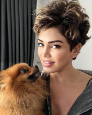 Didem Taslan Instagram - Yeni bir haftaya günaydın👌🏻🌺😘🧿 #didemtaslan #actress #model #günaydın #goodmorning #world #newweek #photooftheday #keşfet #lifestyle #smile #mydog #joker #sometimes #amazing #times #colorful #shorthair #explore #sometimes #itsnowornever #december #2021  #istanbul #turkey