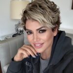 Didem Taslan Instagram - Şöyle havalı bir şeyler yazayım dedim ama hiç aklıma gelmedi😜😝🤪 #hello #didemtaslan #actress #model #goodevening #sometimes #smile #lucky #january #winter #explore #amazing #colorfull #world #istanbul #turkey