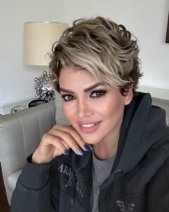 Didem Taslan Instagram - Şöyle havalı bir şeyler yazayım dedim ama hiç aklıma gelmedi😜😝🤪 #hello #didemtaslan #actress #model #goodevening #sometimes #smile #lucky #january #winter #explore #amazing #colorfull #world #istanbul #turkey