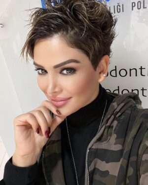 Didem Taslan Instagram - Güzelliklerle dolu bir gün olsun🙏🏻🌺🧿🥰 #didemtaslan #günaydın #actrees #model #goodmorning #instagood #happiness #keşfet #gülümse #amazing ##november #lifestyle #photooftheday #explore #colorful  #smile #justdoit #istanbul #turkey