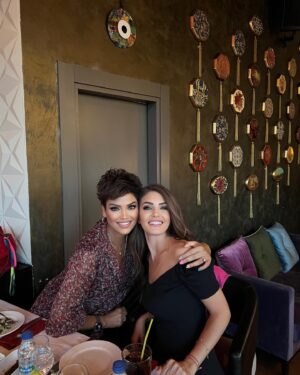Didem Taslan Instagram - Alışmalı kendi yaramızı kendimiz sarmaya👌🏻💯❤️🧿❤️ @prensesimsi  #family #iyiakşamlar #happyhour #didemtaslan #actress #model #cousin #smile #june #summer #instagood #explore #amazing #lifestyle #lucky #justdoit #forever #allthebest #wishyouwerehere #istanbul #turkey