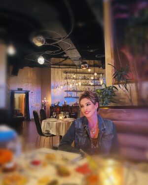 Didem Taslan Instagram - Güzel akşamlarımız olsun👌🏻💯🙏🏻💙🌺🧿 #goodevening #didemtaslan #actress  #model #hello #everybody #photooftheday #lifestyle #smile #amazing #keşfet #gülümse #september  #istanbul #instalike #explore #colorful #diner #friends #lifestyle #justintime #destinations #goodvibes