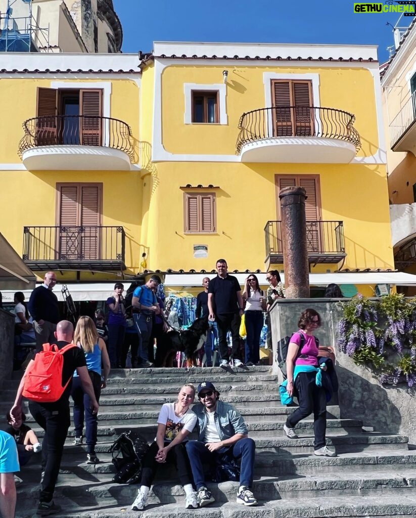Didem Uzel Instagram - Gençler eğleniyordu ❤️☺️ @v.selimsari #positano #italy #amalficoast #positano🇮🇹