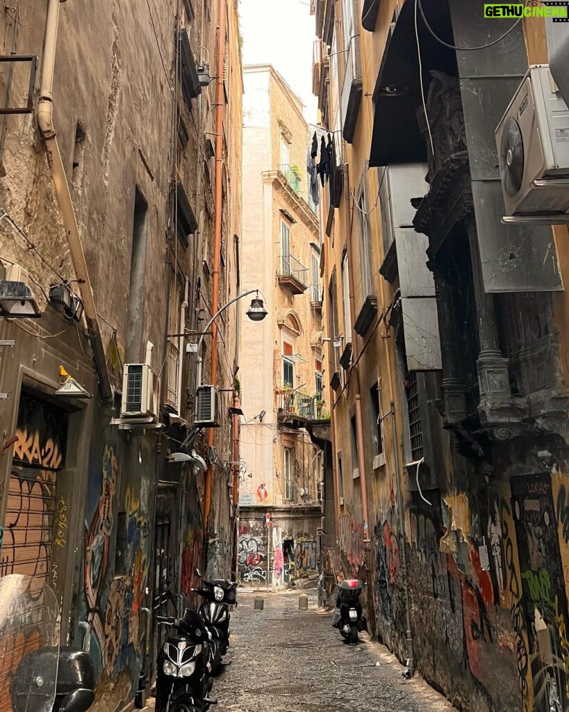 Didem Uzel Instagram - Napoli öyle bir şehir ki dokusu hiç bir yerde görmediğim eski, köhne bir yapıya sahip. Her sokağı fotolamak istiyorsunuz. İçin de adeta kayboluyor yada ne bilim film setinde gibi hissediyorsunuz… o yüzden hiç bir fotoğrafa filtre koymadım ve altına müzikde döşemedim… buyrun benimle yağmur altında geçirdiğimiz 4-5 saatin hikayesi. Bu arada alışverişde yaptık 🤦🏼‍♀️ #napoli #italy