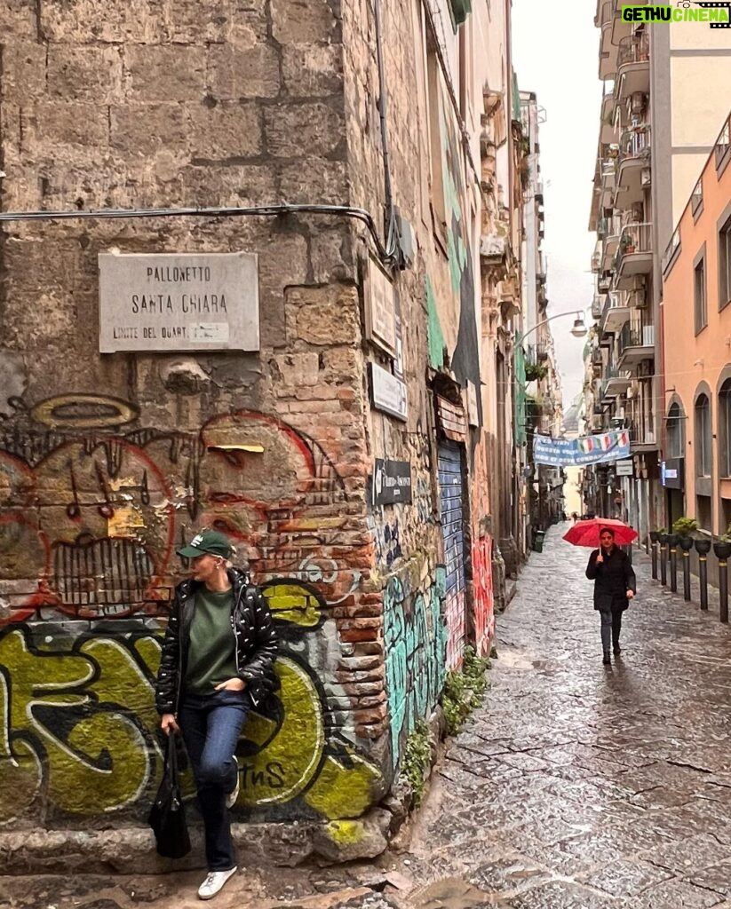 Didem Uzel Instagram - Napoli öyle bir şehir ki dokusu hiç bir yerde görmediğim eski, köhne bir yapıya sahip. Her sokağı fotolamak istiyorsunuz. İçin de adeta kayboluyor yada ne bilim film setinde gibi hissediyorsunuz… o yüzden hiç bir fotoğrafa filtre koymadım ve altına müzikde döşemedim… buyrun benimle yağmur altında geçirdiğimiz 4-5 saatin hikayesi. Bu arada alışverişde yaptık 🤦🏼‍♀️ #napoli #italy