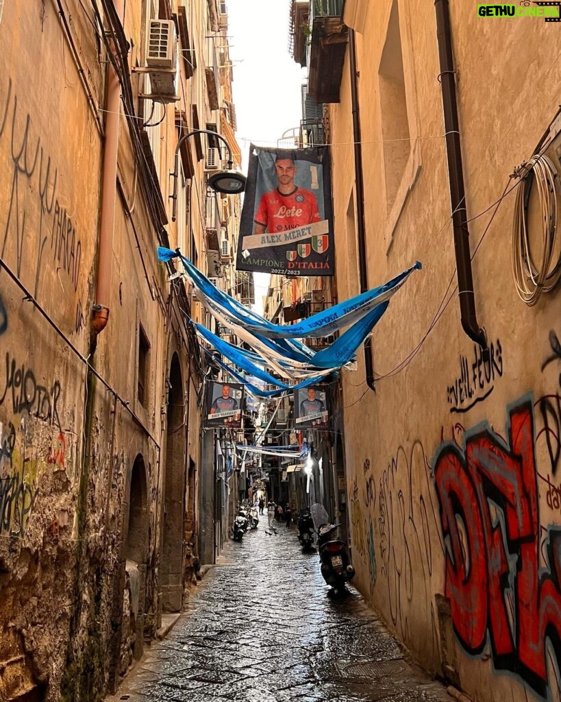 Didem Uzel Instagram - Napoli öyle bir şehir ki dokusu hiç bir yerde görmediğim eski, köhne bir yapıya sahip. Her sokağı fotolamak istiyorsunuz. İçin de adeta kayboluyor yada ne bilim film setinde gibi hissediyorsunuz… o yüzden hiç bir fotoğrafa filtre koymadım ve altına müzikde döşemedim… buyrun benimle yağmur altında geçirdiğimiz 4-5 saatin hikayesi. Bu arada alışverişde yaptık 🤦🏼‍♀️ #napoli #italy