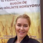 Didem Uzel Instagram – Doğa bizim nefesimiz, topraklarsa geleceğimiz… Çocuklarımız ve geleceğimiz için topraklarımızın ışıldamasına katkıda bulunan Eti Burçak’a ben de hem bir doğasever hem de bir anne olarak teşekkür ederim. “Toprağımız Hazinemiz” projesinin detaylarını panolardaki QR kodlarından okutarak inceleyebilirsiniz 🌱🌱🌱 #etiburçak  #toprağımızhazinemiz @mutlulukdeninceakla #işbirliği