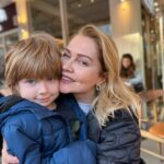Didem Uzel Instagram - Bazı güzel anlar…. Kimsenin ne anlama geldiğini dahi bilmediği ama sadece benim o günkü koşullarda ne hissettiğimi anlatan fotolar…. Yüzlerde ki ifadelere bakın; mutluluk, tedirginlik, huzur ve bilinmezlik ne ararsanız var. Dedim ya bir tek ben bilirim o fotodaki ruh halini 💜🥰 #nohashtagneeded