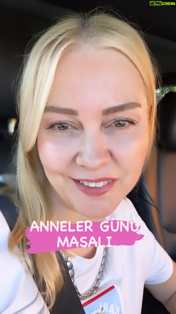 Didem Uzel Instagram - Rüya gibi bir sabah düşleyin…. Tüm dertlerden ve tasalardan uzak… Bir davet düşünün!!! Gidiyorsunuz; gül suları ile hamam da kese oluyorsunuz…. Gerçek gül yağı ile masajlar yapılıyor; cilt bakımı yaptırıyorsunuz… bundan daha tatlı bir Anneler Günü hediyesi olamazdı… Sevgili @gulsha nazik davetin için teşekkürler; umarım Isparta’ya gül bahçelerine de gelirim 🌹 Malum çok anlattım; merak edenler için @fairmontquasaristanbul da gülsuyunda hamam ve masaj halen var… Ama söölim bir kere gelirseniz bağımlılık yapar… Enfes bir kese ve masajdı 🌹🌹🌹 Anneler Günümüz Kutlu Olsun ❤️🌹🙏🏻 #annelergünühediyesi #hediye #davet #reklam