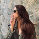 Dilara Aksüyek Instagram - Sigara, duyguları saklar ve duyguları saklamak da,sigara içmek de sağlığa son derece zararlıdır👽